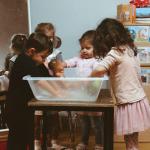 We wassen de baby in ons eigen ingerichte 'badkamer' in de klas.